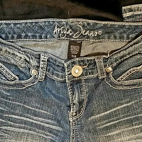 Ariya Jeans - Picture 3 of 3
